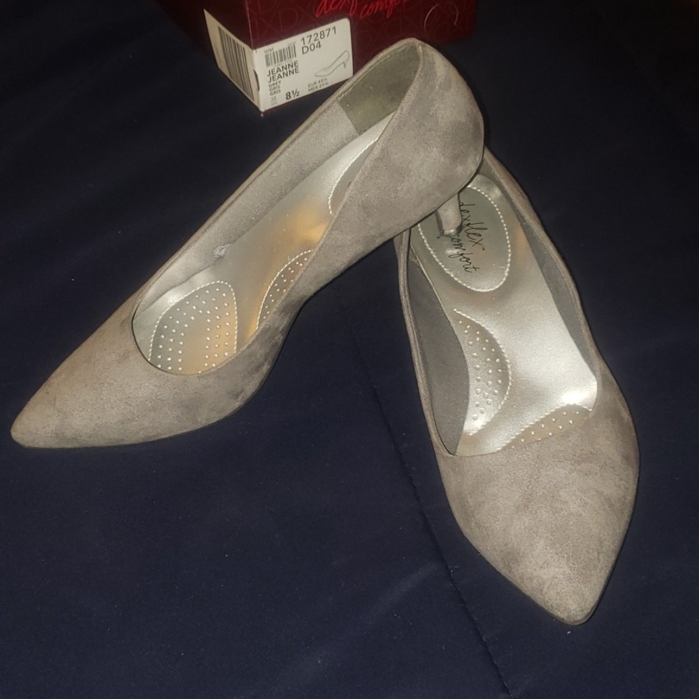 Dexflex suede pumps